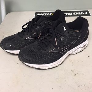 Mizuno wave rider 22 7.5 barely worn